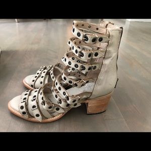 New with box Women’s Freebird sandals-size 10/11